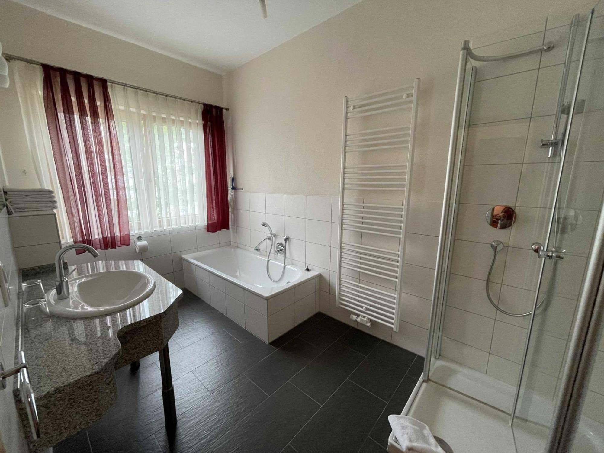 Minheim Hotel Zur Mosel מראה חיצוני תמונה