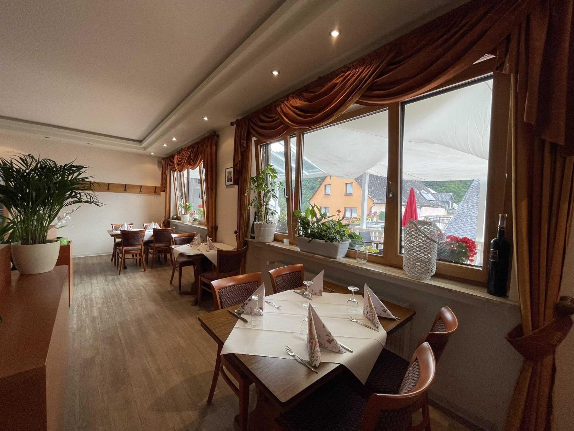 Minheim Hotel Zur Mosel מראה חיצוני תמונה